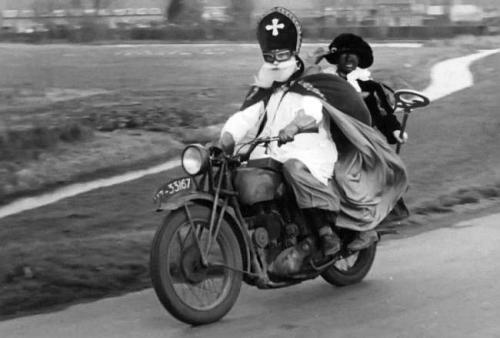 Sinterklaas en Piet op de motor (1947) - Nederlands Fotomuseum